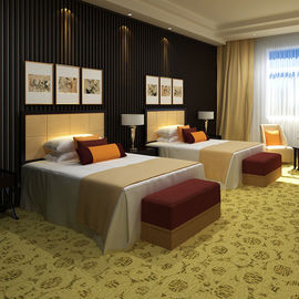 Grupos de quarto da mobília do quarto de hóspedes do estilo do hotel com as duas camas de madeira
