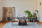 A mesa de jantar e as cadeiras de madeira ajustaram a mobília moderna da sala de jantar