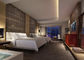 A mobília moderna elegante do quarto do hotel da estrela ajusta-se para o apartamento/quarto de hóspedes