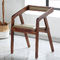 Das cadeiras modernas da sala de jantar da madeira e do couro cor natural confortável
