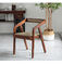 Das cadeiras modernas da sala de jantar da madeira e do couro cor natural confortável